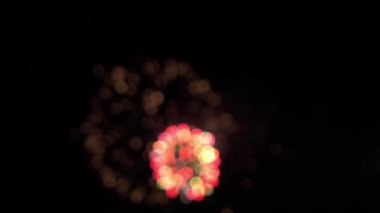 Kırmızı ve yeşil toplardan oluşan Bokeh, havai fişeklerin arkaplanını bulanıklaştırdı.