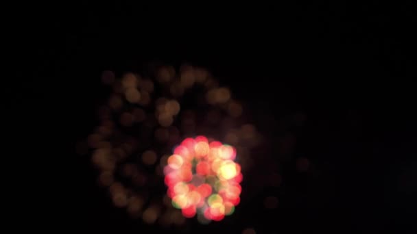 Bokeh von roten und grünen Bällen verschwommenen Bewegungshintergrund Feuerwerk an Feiertag Nachthimmel verschwommenes Feuerwerk — Stockvideo