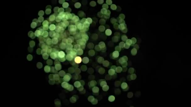 Зеленый и розовый фейерверки шары в ночном небе праздничный фон Размытый фейерверк — стоковое видео