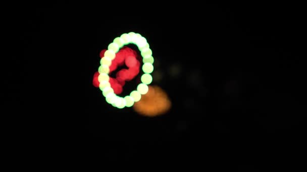 Grüner Kreis mit roten Sternen Bokeh Feuerwerk in der Nacht Himmel Urlaub Hintergrund Blurry defokussiert Feuerwerk — Stockvideo