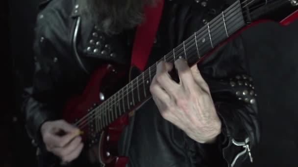 록 음악가의 손은 빨간 전기 기타로 연주 한다. 슬로우 모션닫기 — 비디오