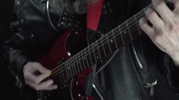 Rock muzikant loopt zijn vingers op rood elektrische gitaar fretboard op concert. Sluiten Slow motion — Stockvideo