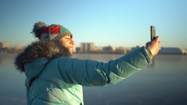 Felnőtt nő lő okostelefon panoráma a jégen — Stock videók