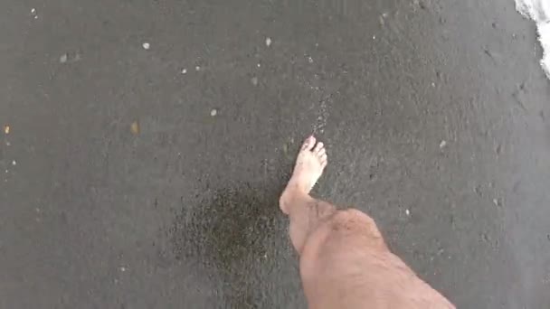 Mannelijke benen lopen op zand van het strand — Stockvideo