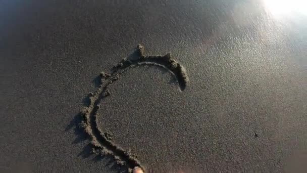 Onda oceanica che lava il disegno di cuore su sabbia POV — Video Stock