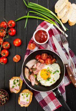 Jambon ve domates tavada kızarmış yumurta 