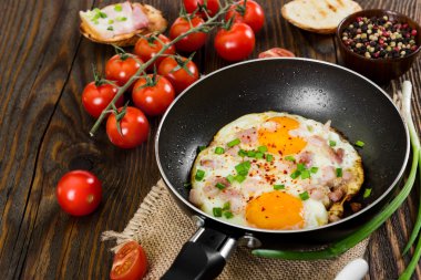 Ahşap arka plan üzerinde kızarmış yumurta.