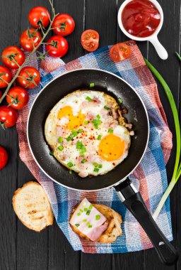 Jambon ve soğan ile kızarmış yumurta