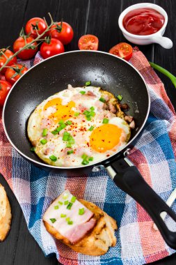 Jambon ve soğan tavada kızarmış yumurta 