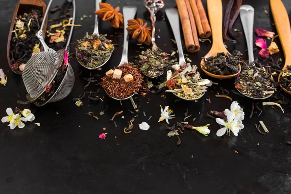 Té de flores aromáticas en cuchara o —  Fotos de Stock