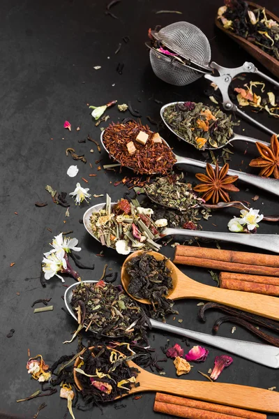 Aromatická květinová čaj v lžíci. Pohled shora. — Stock fotografie
