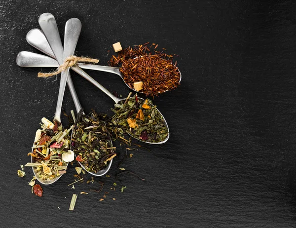 Té aromatizado y flor en cuchara de metal — Foto de Stock