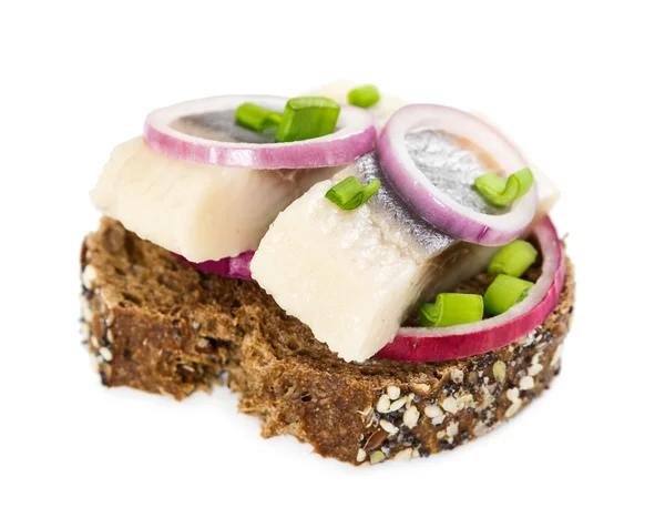 Ringa balığı ve soğan ile küçük sandviç — Stok fotoğraf