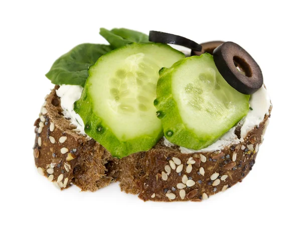 Kleine sandwich met komkommer, olijven en spinazie — Stockfoto