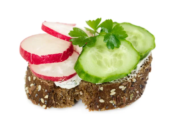 Salatalık, turp ve maydanoz ile küçük sandviç — Stok fotoğraf