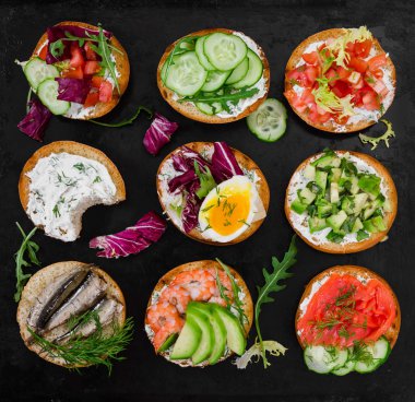 Rustik siyah arka plan üzerine çeşitli bruschettas 