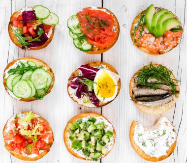 Ahşap rustik arka plan üzerinde küçük sandviçler