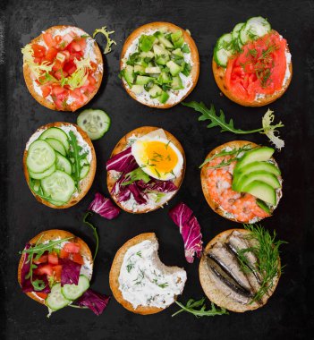 Rustik siyah arka plan üzerine küçük sandviçler 