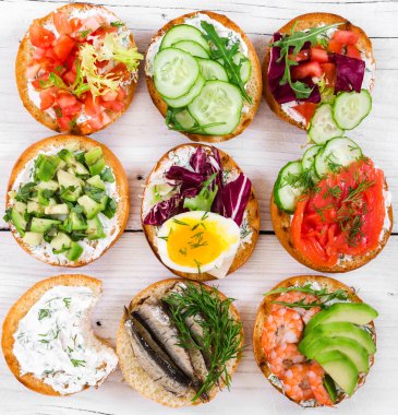 Ahşap rustik arka plan üzerinde küçük sandviçler 