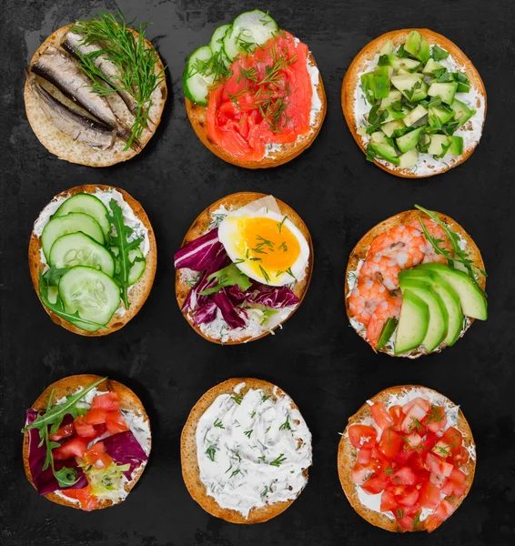 Rustik siyah arka plan üzerine çeşitli bruschettas 