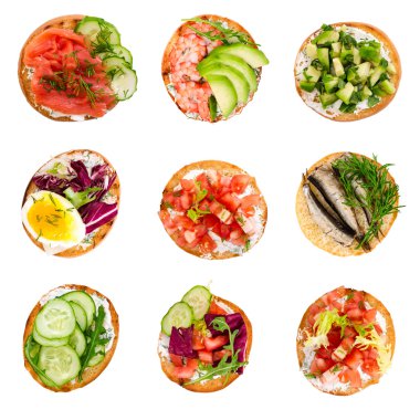 Beyaz arka plan üzerinde izole çeşitli bruschettas kümesi