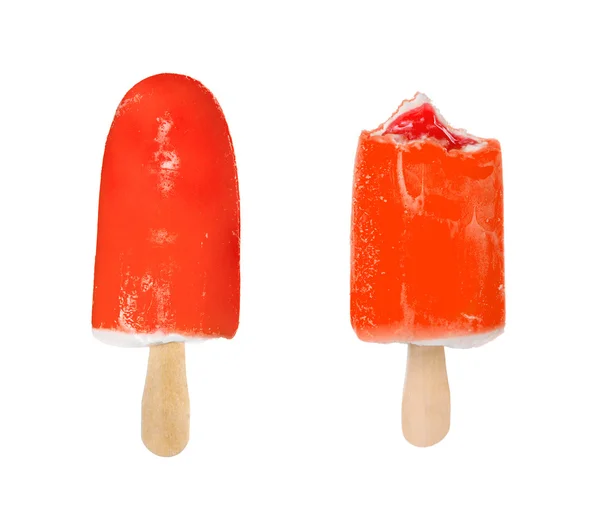 Zestaw dwóch popsicles w czerwony glazury na białym tle. — Zdjęcie stockowe