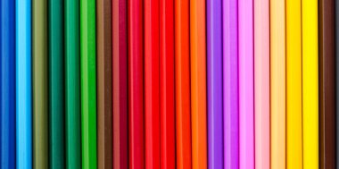 Renkli kalemler satırda kaplı. 