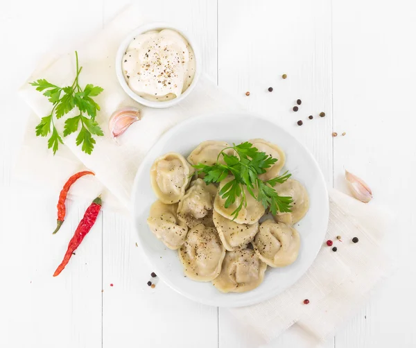 Albóndigas de carne hervida con en plato blanco. Vista superior . —  Fotos de Stock