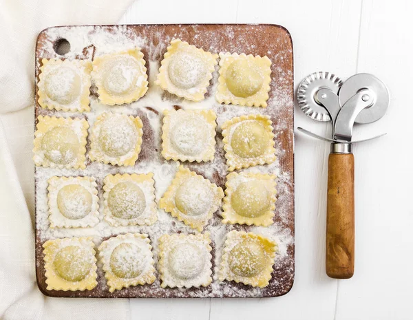 Raviolis italianos tradicionales en tabla de cortar — Foto de Stock