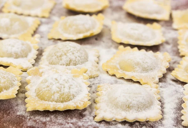 Raviolis italianos tradicionales en tabla de cortar — Foto de Stock