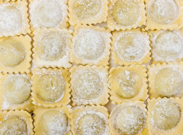 Traditionelle italienische Ravioli mit Mehl — Stockfoto