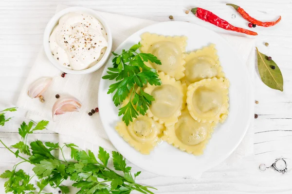 Raviolis italianos cocidos en plato blanco —  Fotos de Stock