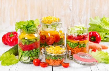 Kavanozların içinde renkli sebze konserve için hazırlanan  