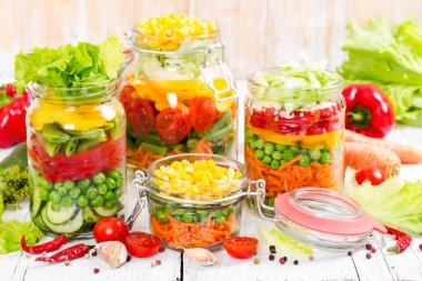 Cam Kavanoz ahşap üzerinde renkli sebze konserve için hazırlanan