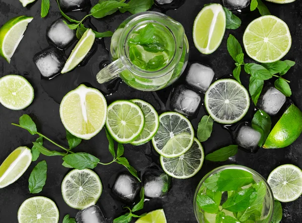 Tradition Sommergetränk Mojito mit Limette, Minze und Eis — Stockfoto