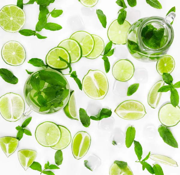 Limetten, frische Minze und Eis für Mojito — Stockfoto