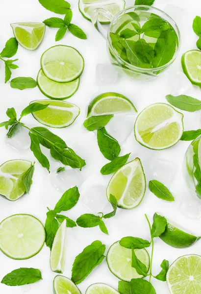 Limetten, frische Minze und Eis für Mojito — Stockfoto