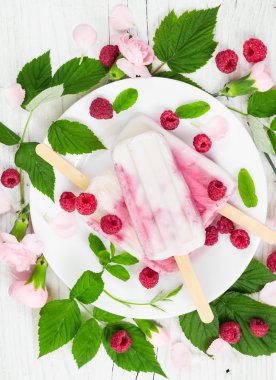 Taze ahududu ile yoğurt popsicles