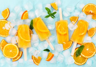 Meyve ev yapımı dondurma dilim turuncu ışık mavi adam üzerinde