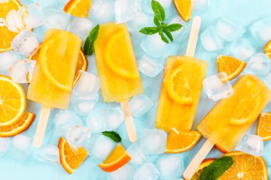 Meyve dilimleri turuncu ve buz küpleri ile ev yapımı dondurma  