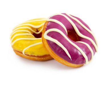 Beyaz arka planda çizgili iki renkli çörek..