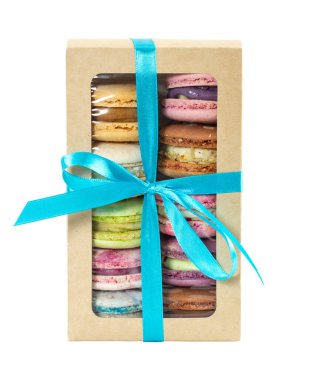 Beyaz arka planda izole edilmiş farklı renkli makaronlar. Üst görünüm. 