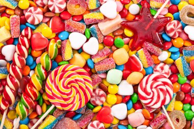 Renkli lolipoplar ve farklı renkte yuvarlak şekerler. Üst görünüm.