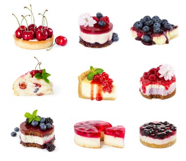 Taze böğürtlenli, reçelli ve jöleli peynirli kekler beyaz arka planda izole edilmiş..