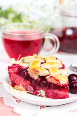 fincan çay pembe vişneli pasta