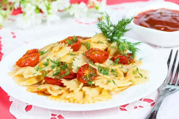 Pasta with sun-dried tomatoes and dill — Stock Photo, Image