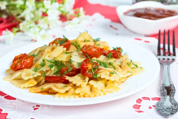 Pasta med soltorkade tomater — Stockfoto