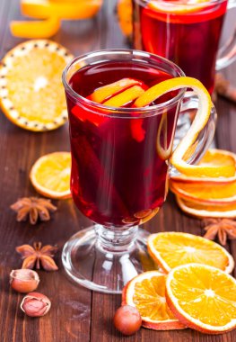 Ahşap arka plan üzerinde sıcak mulled şarap