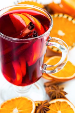 Portakal dilimleri ile sıcak mulled şarap 