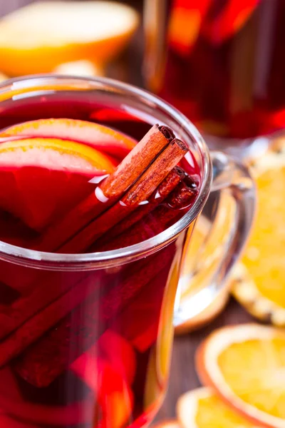 Glühwein mit Orangenscheiben — Stockfoto